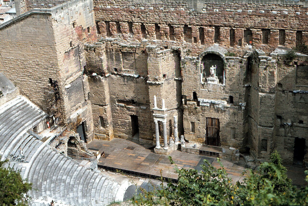 Le Théâtre antique d’Orange depuis Avignon : 2000 ans et toujours debout