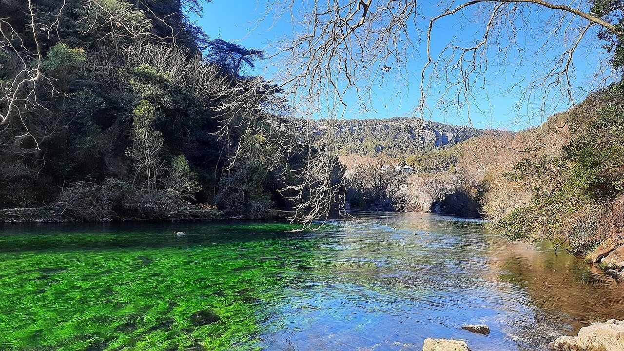 Fontaine-de-Vaucluse et L’Isle-sur-la-Sorgue : une journée au fil de l’eau depuis Avignon