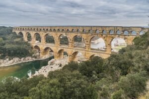 Les trois etages d'arches du Pont du Gard au-dessus du Gardon