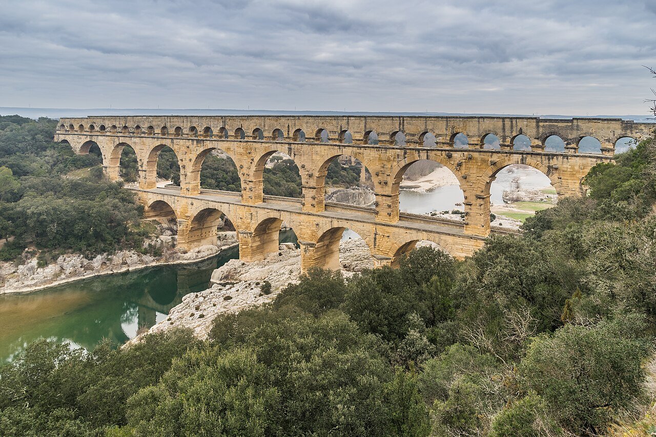 Les trois etages d'arches du Pont du Gard au-dessus du Gardon