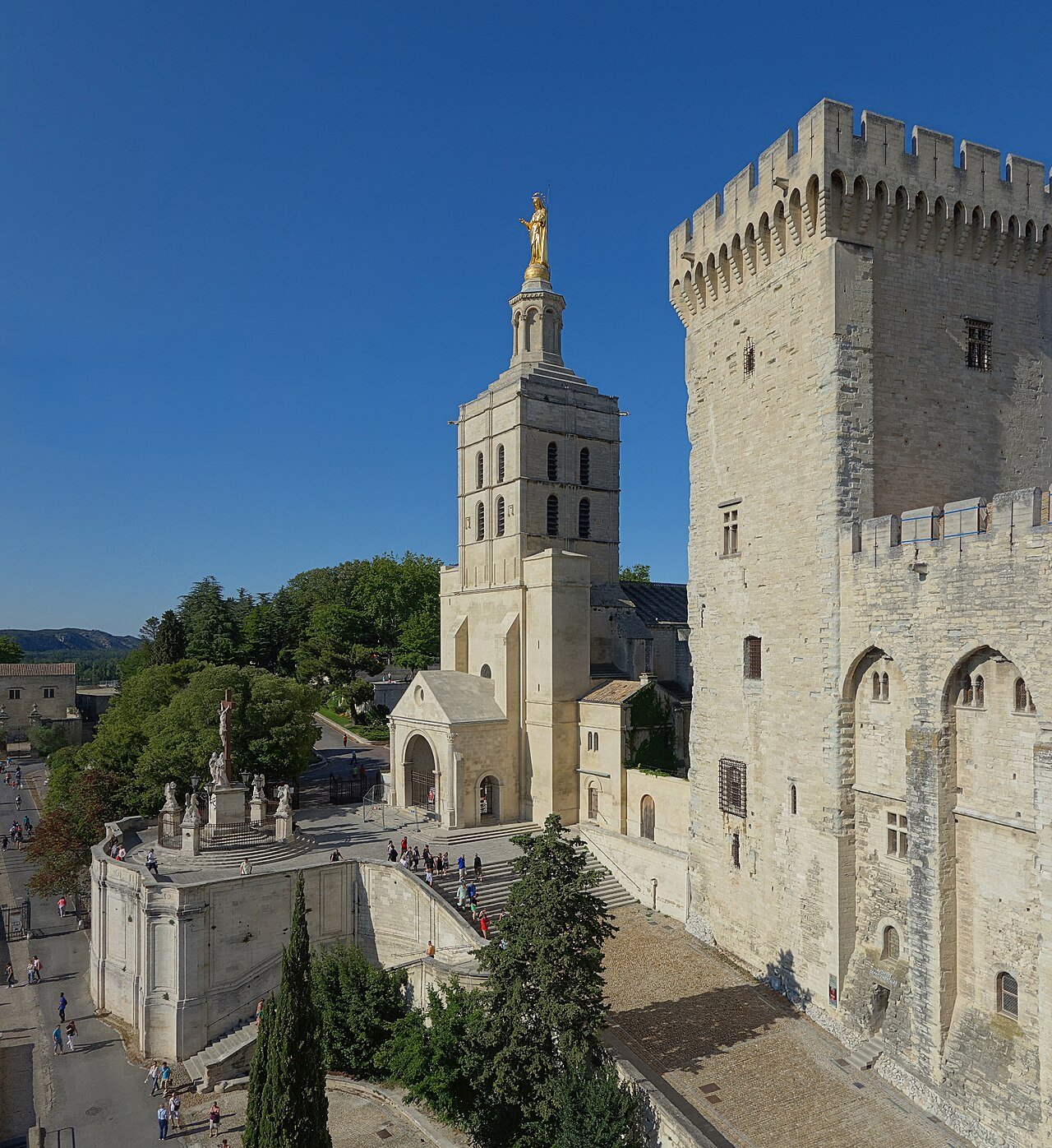Le parvis de la cathédrale Notre-Dame des Doms avec la Tour Saint-Dom en arrière-plan