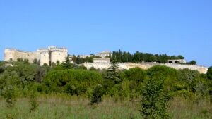 Le Fort Saint-André à Villeneuve-lès-Avignon, vu depuis la plaine de l'abbaye