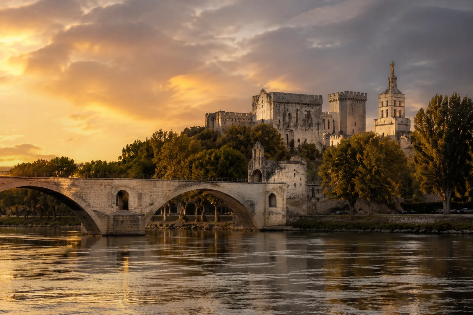 Palais des Papes et Pont d Avignon sur le Rhone au coucher du soleil