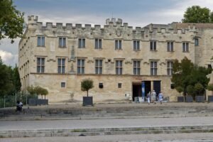 Façade méridionale du Petit Palais sur la place du Palais à Avignon