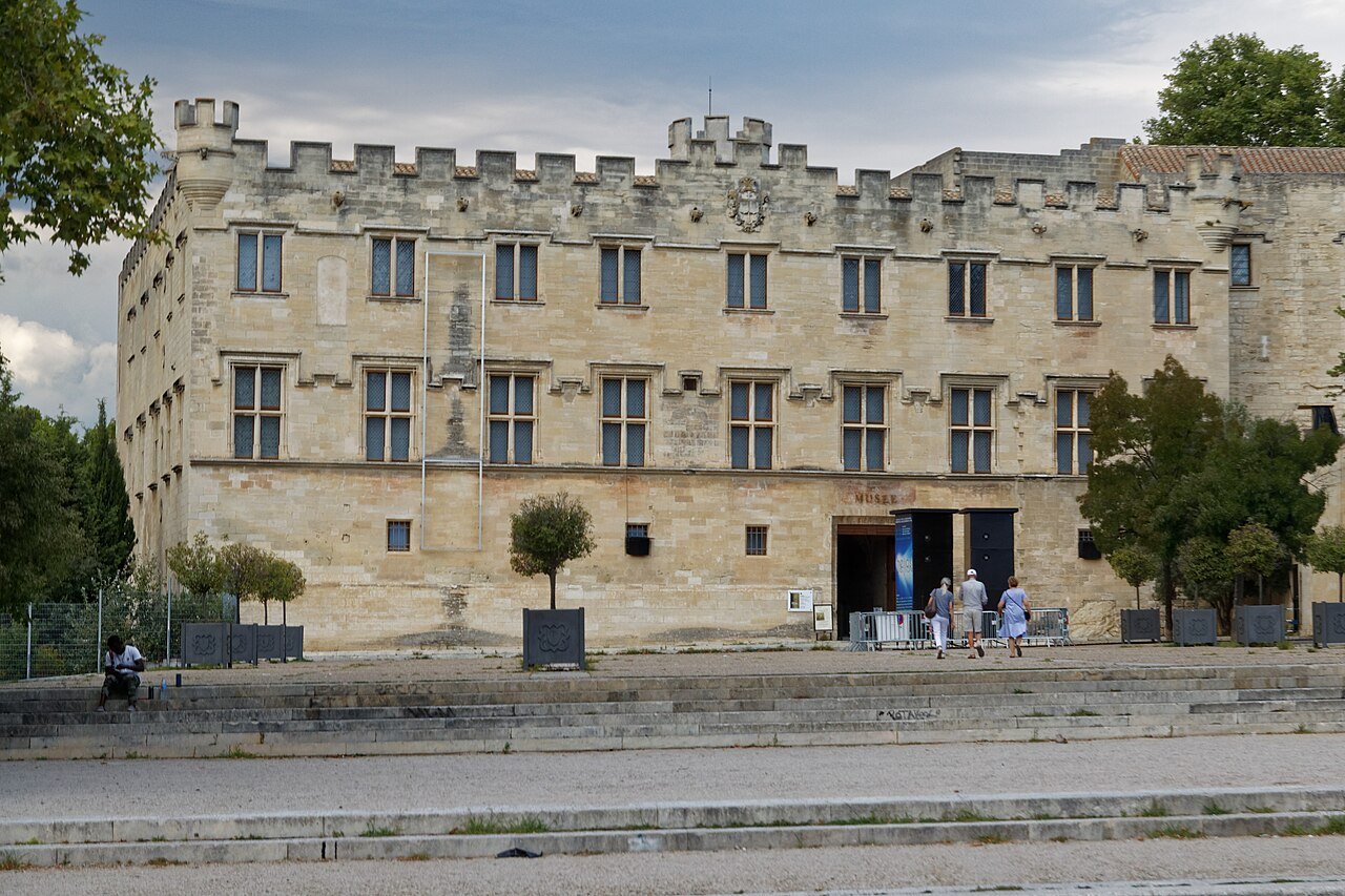 Façade méridionale du Petit Palais sur la place du Palais à Avignon