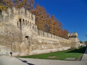 Les remparts d'Avignon vus depuis le chemin de ronde au-dessus de la Porte du Rhône