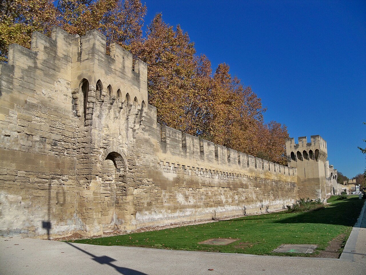Les remparts d'Avignon vus depuis le chemin de ronde au-dessus de la Porte du Rhône
