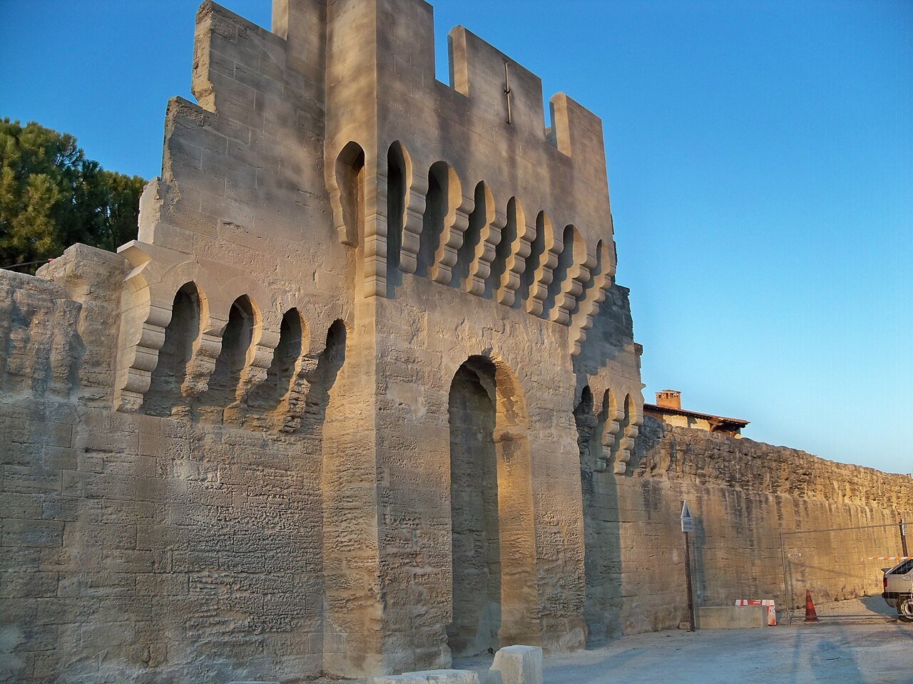 Promenade sur le chemin de ronde des remparts d'Avignon, vue intérieure