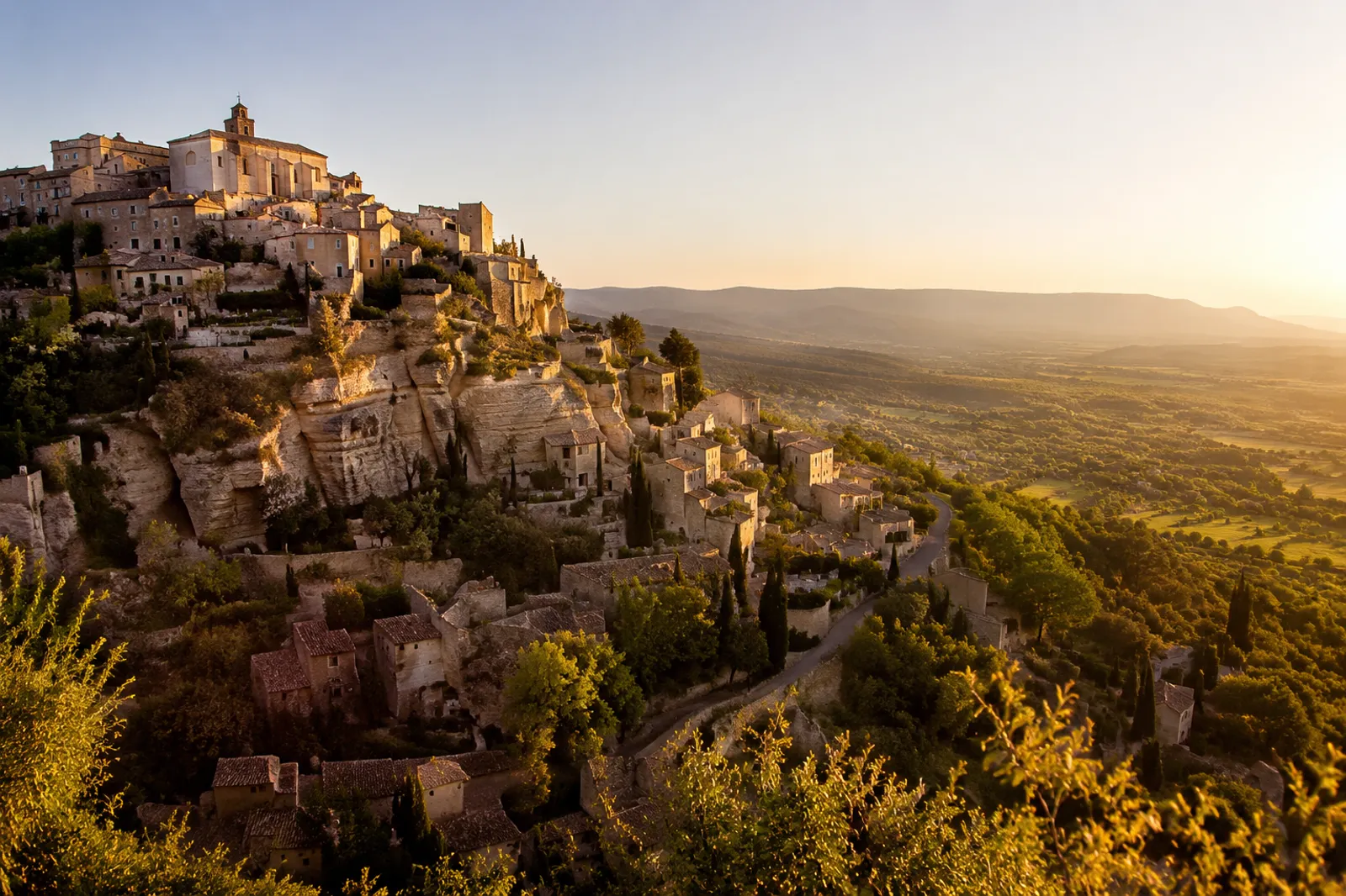 Village perche du Vaucluse au coucher du soleil autour d Avignon