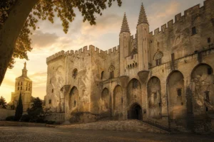 Vue cinématographique du Palais des Papes à Avignon avec une atmosphère historique évoquant la papauté médiévale.