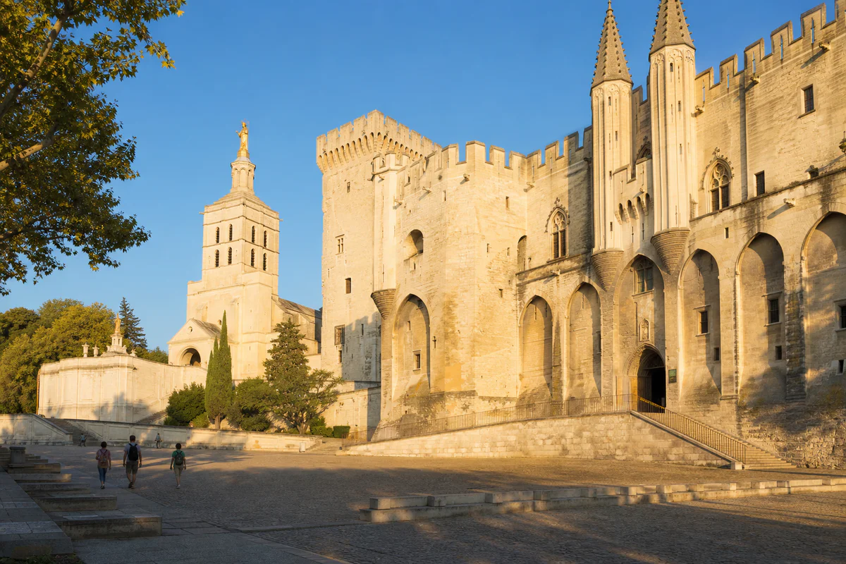 Visite Palais des Papes : éviter la foule, c’est possible ?