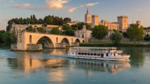 Vue panoramique d'une croisière sur le Rhône à Avignon avec le pont Saint-Bénézet, le Palais des Papes et la Barthelasse en a